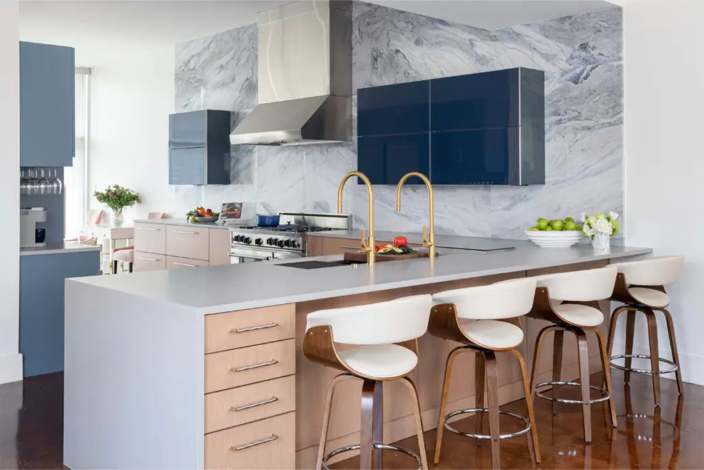 modern costal kitchen in Sarasota, highlighting the modern coastal kitchen trends for 2025